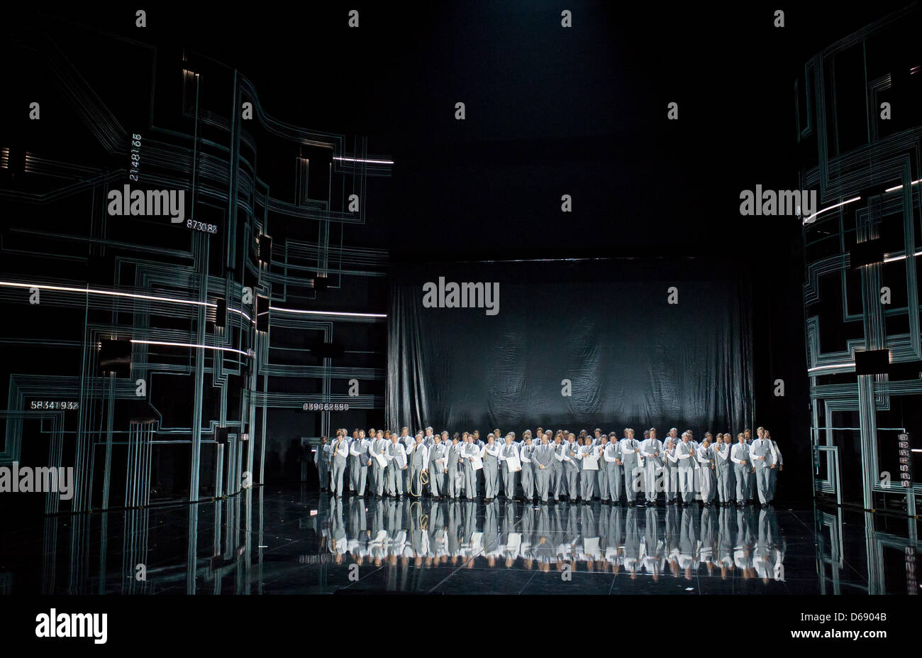 Attori prendere parte a una prova generale di Wagner "Flying Dutchman" opera a Bayreuth, Germania, 18 luglio 2012. La 101st Bayreuth Festival inizierà con "Flying Dutchman" il 25 luglio 2012. Foto: DANIEL KARMANN Foto Stock