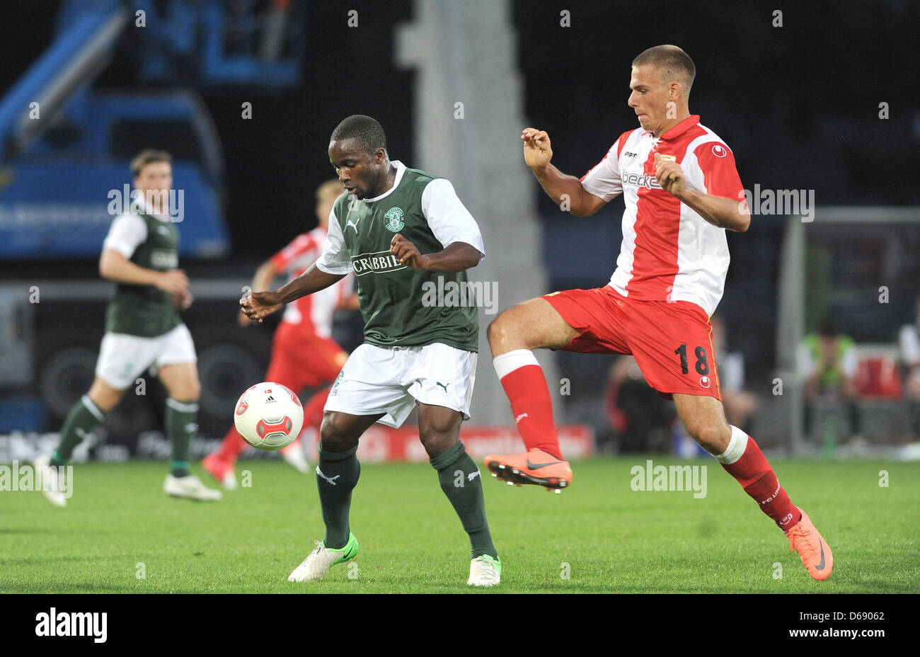 Berlinese di Maurice Trapp (R) il sistema VIES per la palla con Edinburgo Kujabi Pa (L) si contendono la palla durante il soccer test match tra FC europea Berlino e Hibernian FC di Edinburgo presso lo stadio An der Alten Foersterei a Berlino, Germania, 24 luglio 2012. Berlino ha vinto la partita 2-0. Foto: Oliver Mehlis Foto Stock