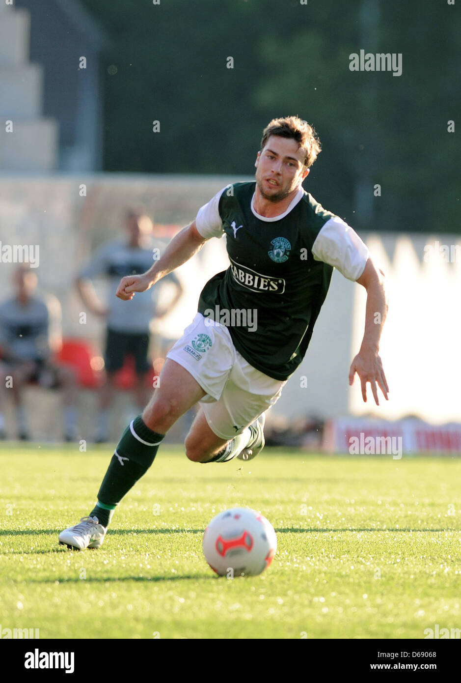 Edimburgo di Lewis Stevenson gioca la palla durante il soccer test match tra FC europea Berlino e Hibernian FC di Edinburgo presso lo stadio An der Alten Foersterei a Berlino, Germania, 24 luglio 2012. Berlino ha vinto la partita 2-0. Foto: Oliver Mehlis Foto Stock