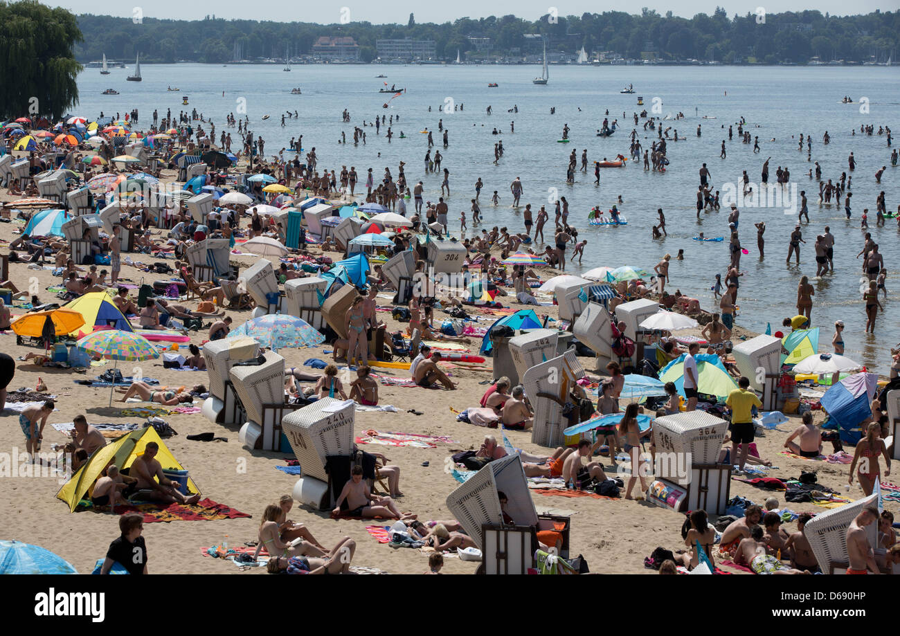 Molte persone stanno visitando la spiaggia di Strandbad Wannsee con calde temperature estive a Berlino, Germania, 25 luglio 2012. Foto: JOERG CARSTENSEN Foto Stock