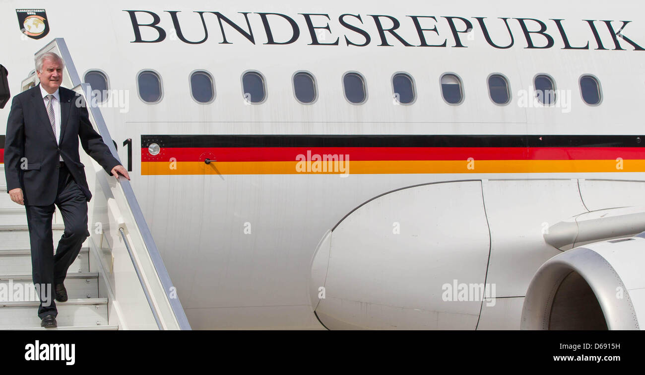 Il Premier della Baviera Horst Seehofer (CSU) arriva all'aeroporto di Varsavia, Polonia, 26 luglio 2012. Seehofer nella sua funzione di Presidente ad interim del Bundesrat (Consiglio federale di Germania) è attualmente in una due giorni di visita della Polonia. Foto: Daniel Karmann Foto Stock