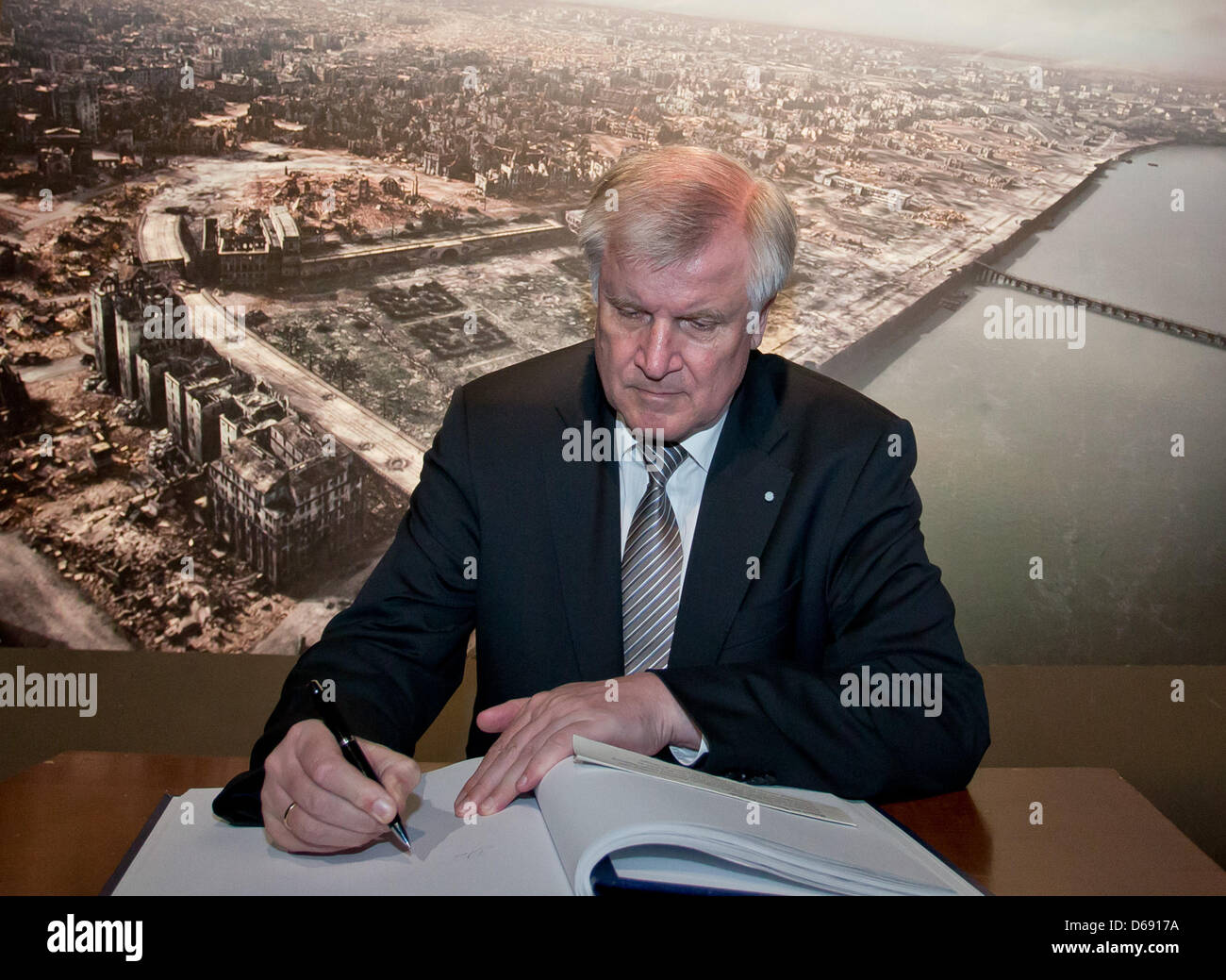 Il Premier della Baviera Horst Seehofer (CSU) Firma il libro degli ospiti del Museo per l'Insurrezione di Varsavia a Varsavia, Polonia, 26 luglio 2012. Seehofer nella sua funzione di Presidente ad interim del Bundesrat (Consiglio federale di Germania) è attualmente in una due giorni di visita della Polonia. Foto: Daniel Karmann Foto Stock