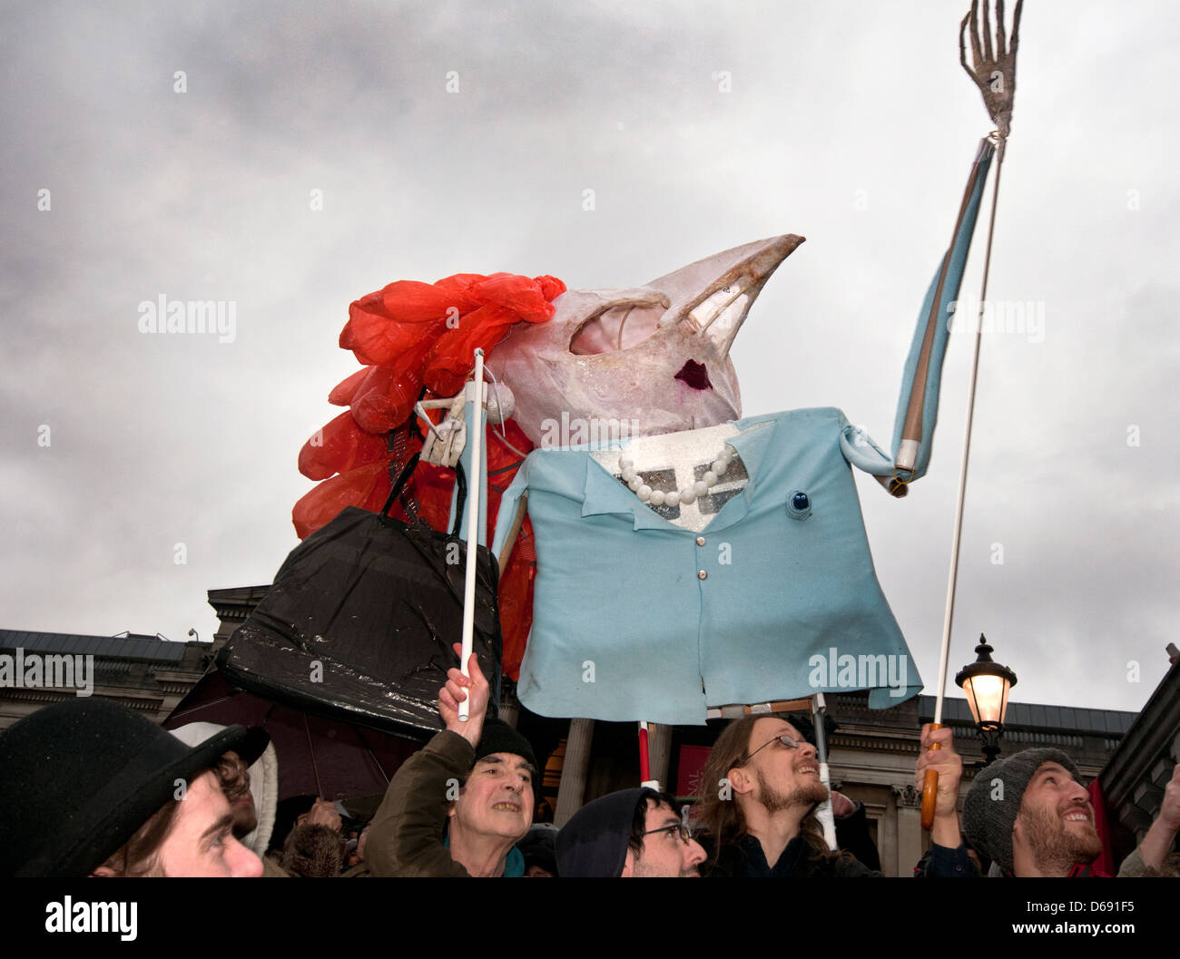 Protesta in Trafalgar Square contro Margaret Thatcher's legacy e stato stravagante le onoranze funebri. Foto Stock