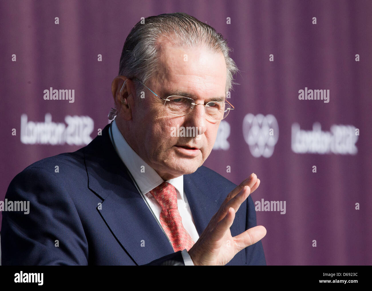 Jacques Rogge, presidente del Comitato Olimpico Internazionale (CIO) parla durante una conferenza stampa a Londra, in Gran Bretagna, 27 luglio 2012. Il London 2012 Giochi Olimpici avranno inizio il 27 luglio 2012. Foto: Michael Kappeler dpa +++(c) dpa - Bildfunk+++ Foto Stock