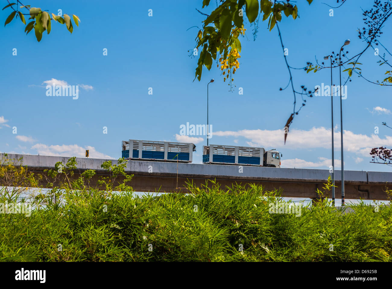 Grosso camion sull'autostrada con il blu del cielo e del cloud Foto Stock