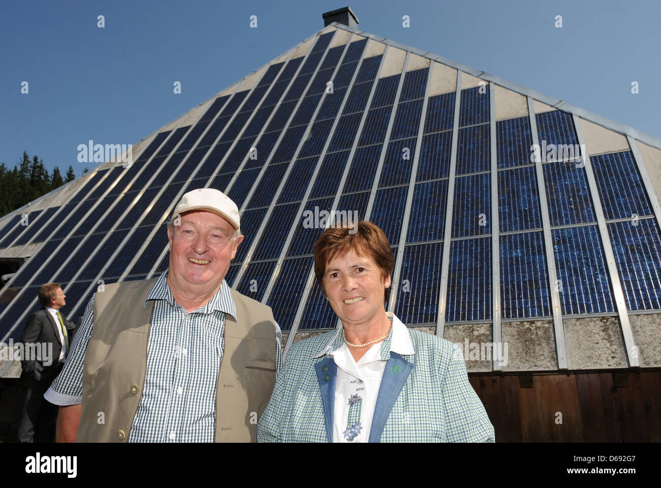 Proprietari di agosto e Martha Riesterer stand davanti dei pannelli solari sul tetto del loro inn Rappendecker Huette in Oberried, Germania, 27 luglio 2012. Rappendecker Huette fu il primo solare-poweered inn in Europa. È stato un progetto di ricerca dell'Istituto Fraunhofer fin dal 1987 ed è considerato essere una vetrina modello della svolta energetica. L'inn riceve un'altra cella a combustibile. Ph Foto Stock