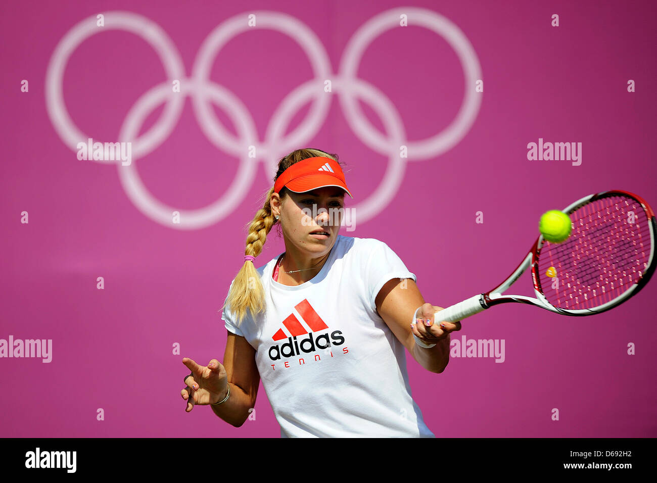 Il tedesco giocatore di tennis Angelique Kerber colpisce la sfera durante una sessione di formazione a Wimbledon Tennis in London, Gran Bretagna, 25 luglio 2012. Il London 2012 Giochi Olimpici avranno inizio il 27 luglio 2012. Foto: Marius Becker Foto Stock