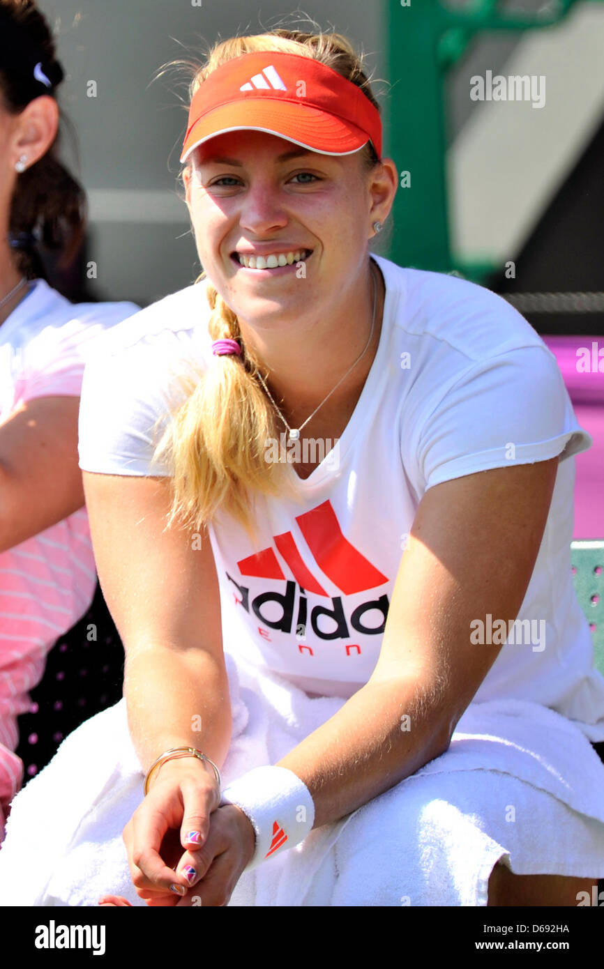 Il tedesco giocatore di tennis Angelique Kerber durante una pausa di una sessione di formazione a Wimbledon Tennis in London, Gran Bretagna, 25 luglio 2012. Il London 2012 Giochi Olimpici avranno inizio il 27 luglio 2012. Foto: Marius Becker Foto Stock