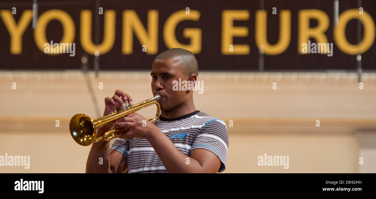 Trombettista Isaacs Lincoln della South African Miagi Youth Orchestra ripete sul palco del Konzerthaus (sala concerti) di Berlino, Germania, 27 luglio 2012. Il festival dei giovani Euro Classic fino al 12 agosto 2012 con 1.300 musicisti provenienti da tutto il mondo. Foto: SOEREN STACHE Foto Stock