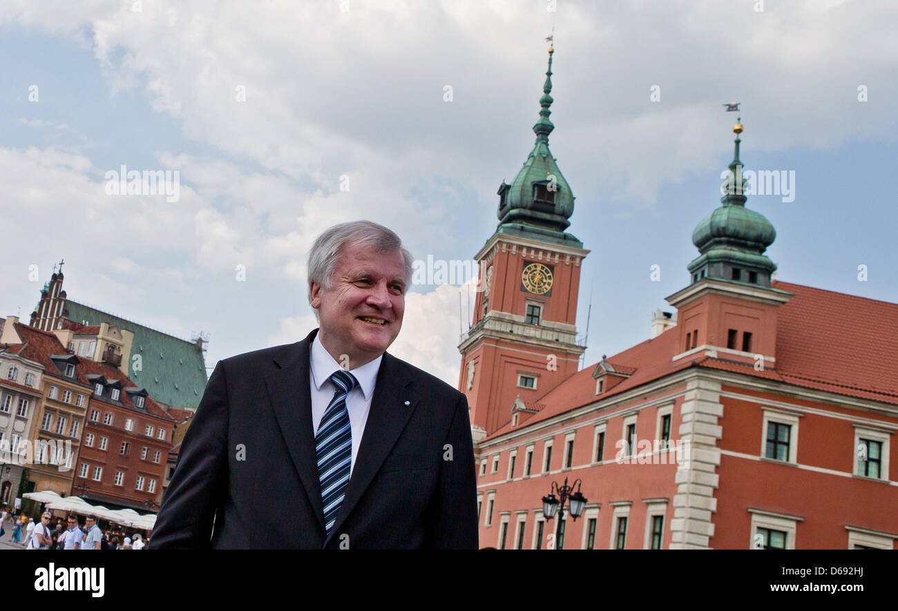 Der bayerische Ministerpräsident, Horst Seehofer (CSU), posiert am Freitag (27.07.2012) vor der Altstadt-Kulisse und Königsschloss dem (r) in Warschau (Polen). A CIRCUIZIONE Funktion als amtierender Bundesratspräsident hält sich Seehofer für politische Gespräche zwei Tage in Polen auf. Foto: Daniel Karmann dpa +++(c) dpa - Bildfunk+++ Foto Stock