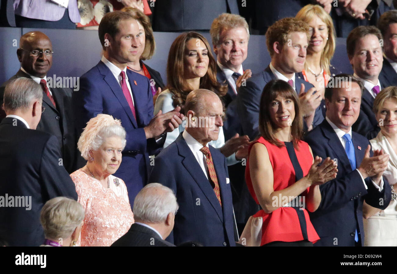 (Prima fila) la Gran Bretagna è la Regina Elisabetta II (2-L) e suo marito il principe Filippo (3-R), il Duca di Edimburgo e il Presidente del Comitato olimpico internazionale il conte Jacques Rogge (L) e del Primo Ministro britannico David Cameron, (R) stand con sua moglie Samantha (2-R); (retro) Catherine (C), la Duchessa di Cambridge (R) e del principe Guglielmo duca di Cambridge (2-L) e la Gran Bretagna è il principe Harry Foto Stock