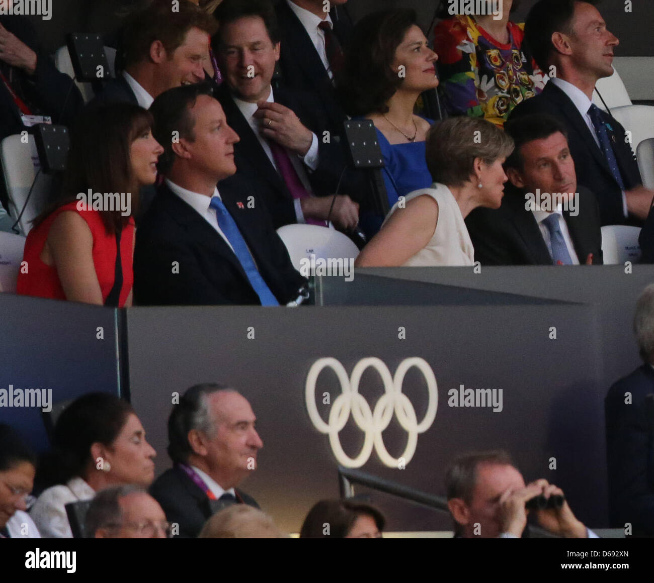 Primo Ministro britannico David Cameron, (2-L) stand con sua moglie Samantha (L) e Presidente della London 2012 Comitato Organizzatore Sebastian Coe (R) visto sullo stand durante la cerimonia di apertura del London 2012 Giochi Olimpici di Londra, Gran Bretagna, 27. Luglio 2012. Foto: Michael Kappeler dpa +++(c) dpa - Bildfunk+++ Foto Stock