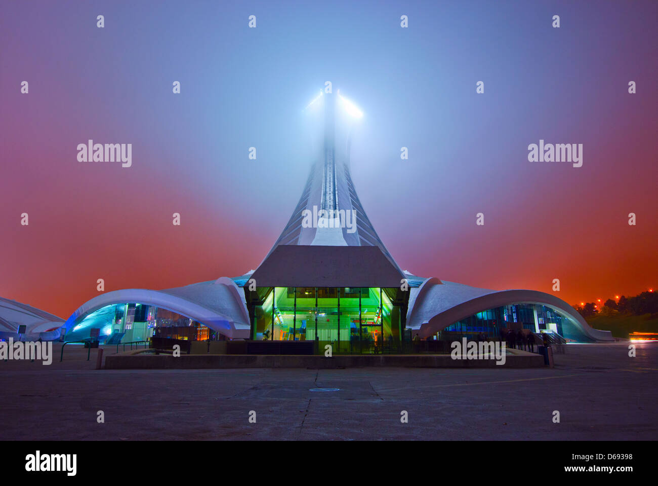 Montreal Olympic Stadium di notte, come nebbia circonda la torre Foto Stock