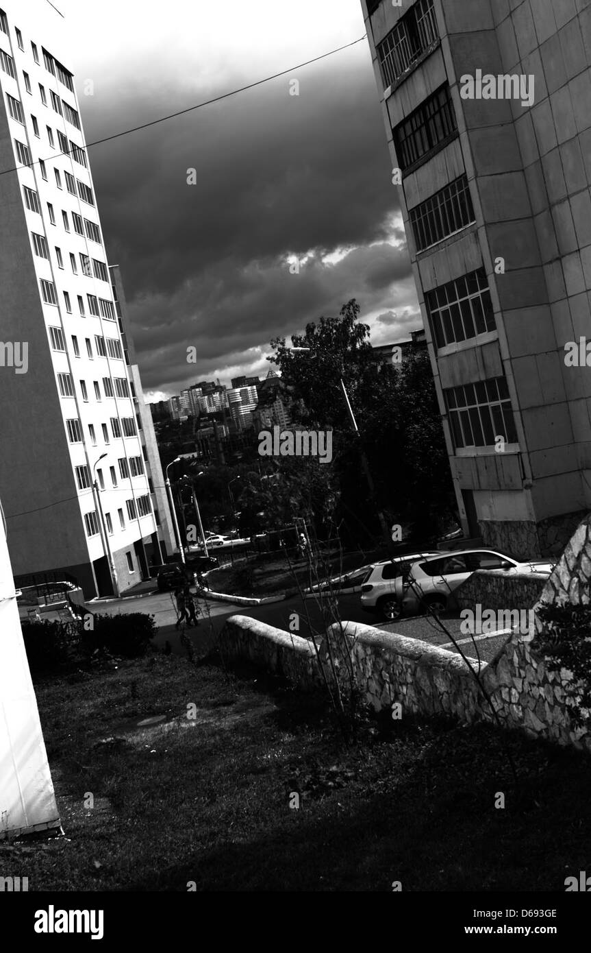 Una foto digitale in bianco e nero che esplora il tema della libertà. L'immagine, elaborata tramite software di editing, presenta una composizione astratta che allunga i confini della fotografia convenzionale. Foto Stock