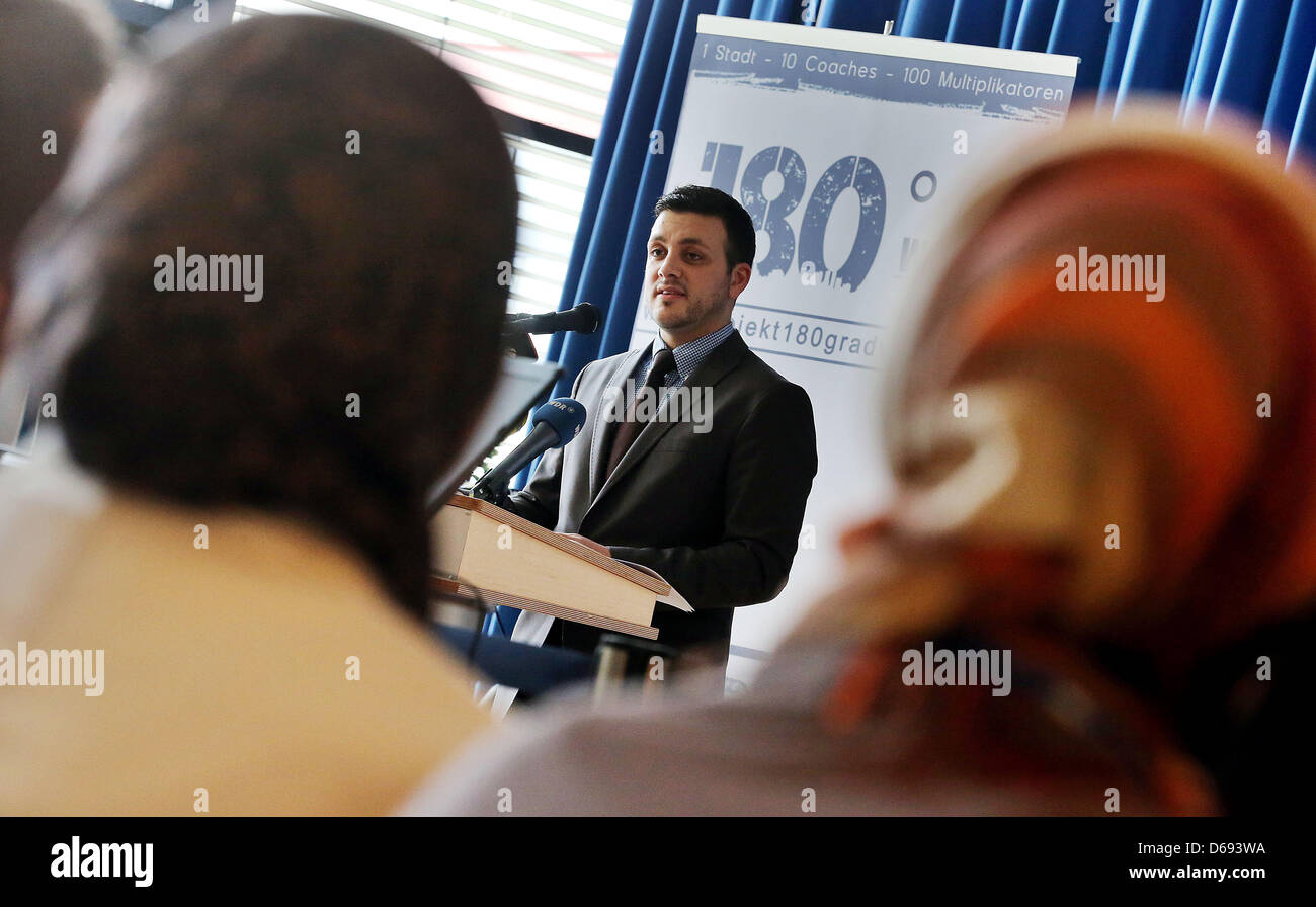 Federale tedesca il Ministro degli Interni Hans-Peter Friedrich parla ai rappresentanti del progetto '180 Grad-Wende' (180 gradi), una rete per i giovani musulmani e gli immigrati a Colonia, in Germania, 15 aprile 2013. Foto: OLIVER BERG Foto Stock