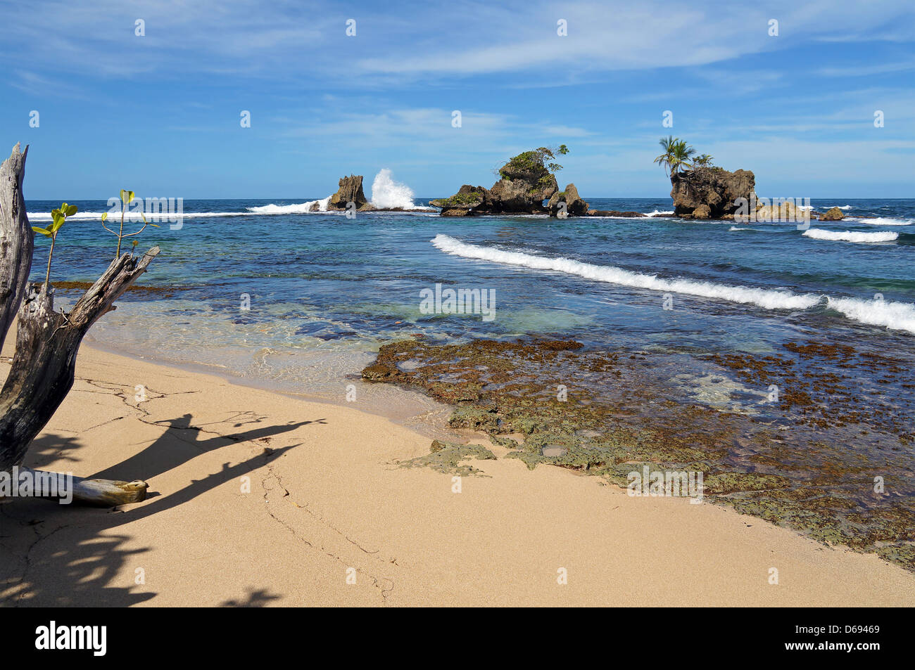 Spiaggia tropicale con onde che si infrangono sulle isolette rocciose, Mar dei Caraibi, Bocas del Toro, Panama Foto Stock