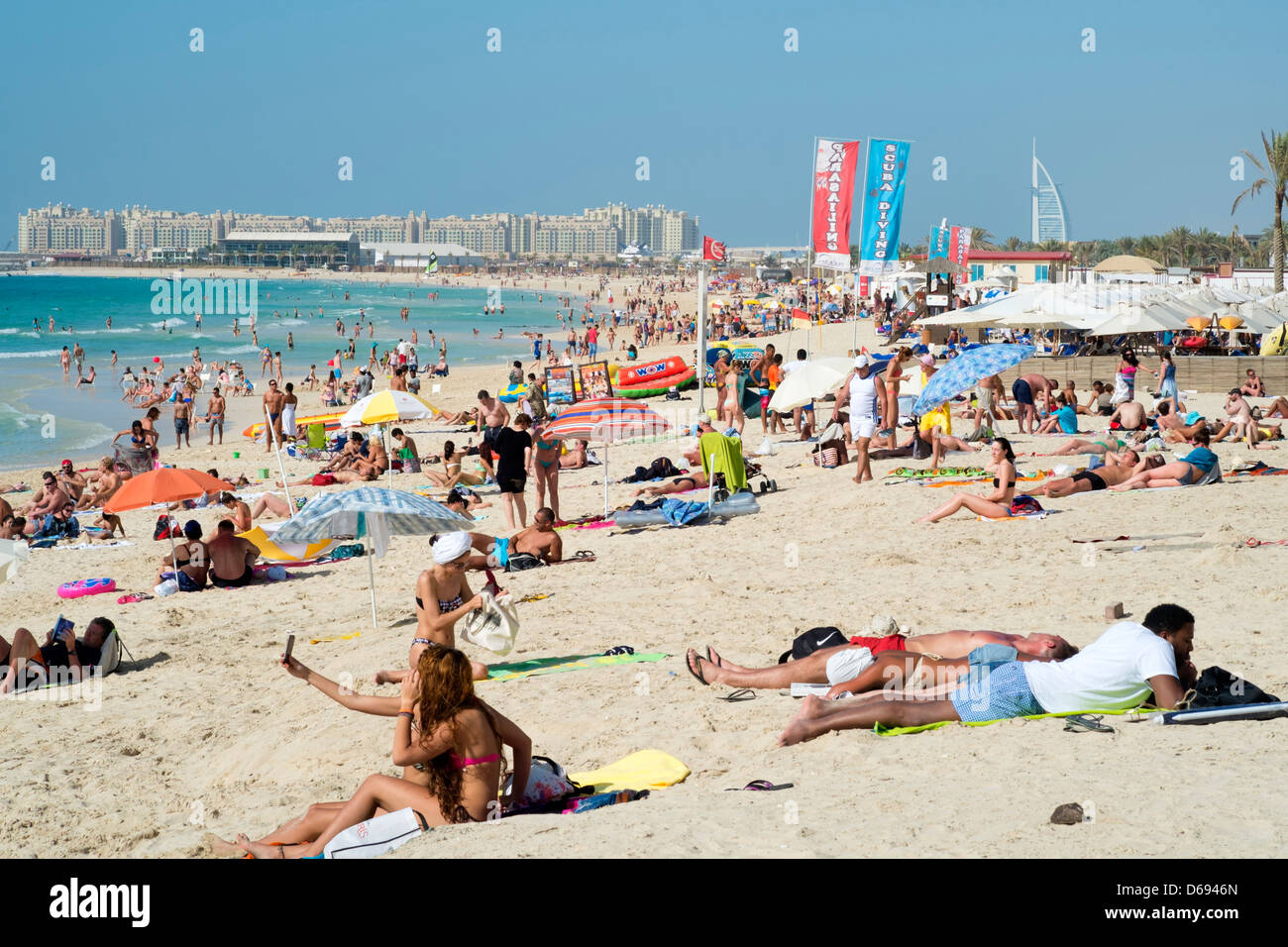Spiaggia affollata vicino a Marina di New Dubai negli Emirati Arabi Uniti Foto Stock