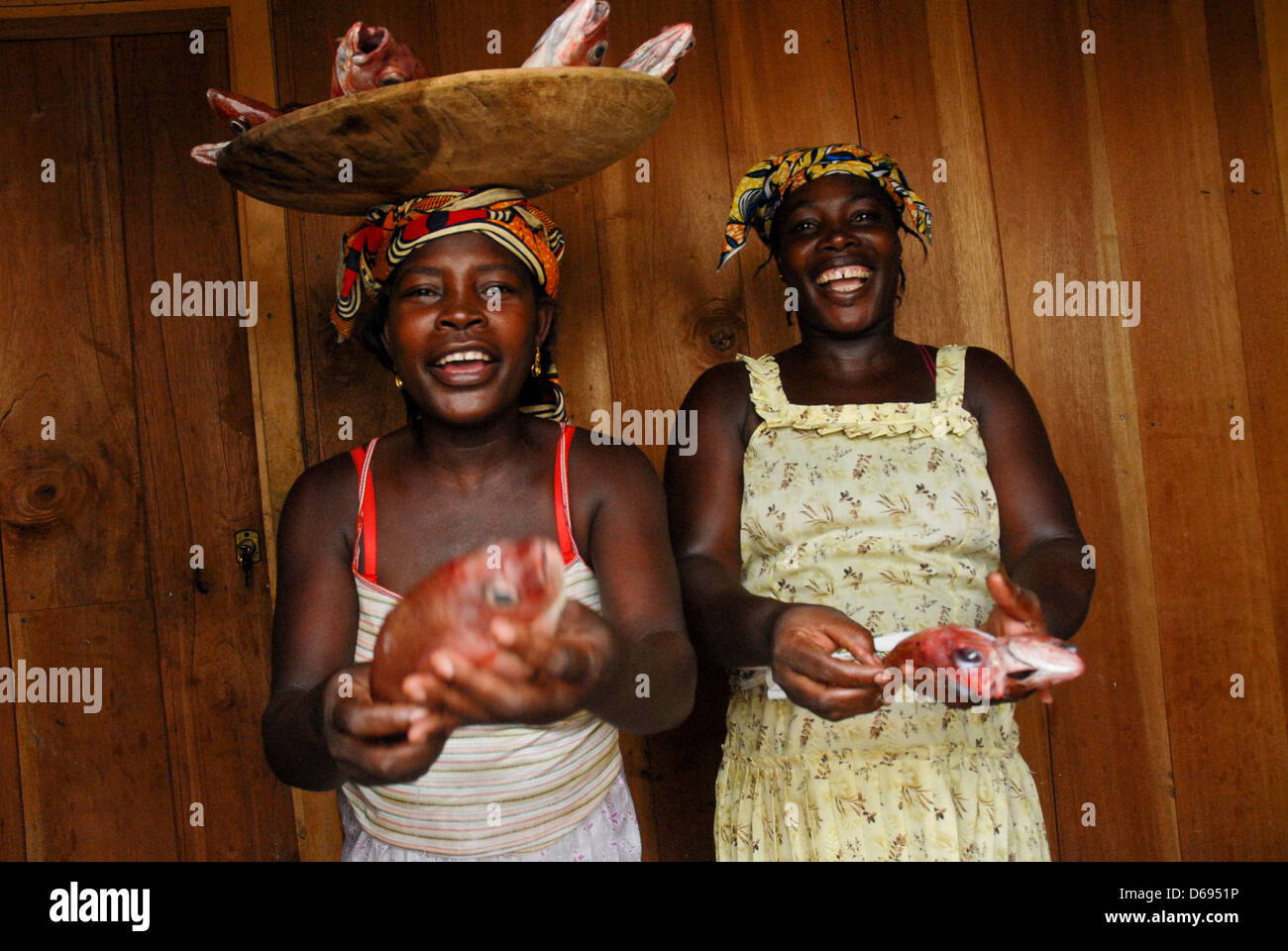 Gratii e Arlete, venditori di pesce in Sao Tome e Principe, Africa. Lavoratori ritratto Foto Stock