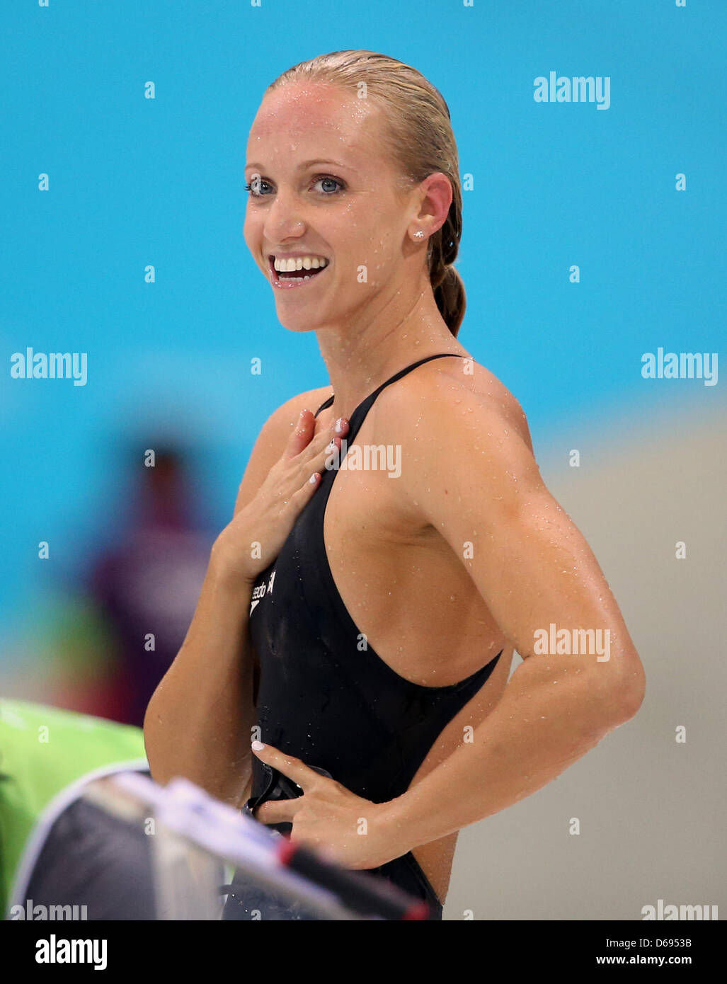 Dana Vollmer (L) degli Stati Uniti d'America sorride durante le donne 100m Finale a farfalla durante il nuoto in concorrenza Aquatics Centre presso il London 2012 Giochi Olimpici di Londra, Gran Bretagna, 29 luglio 2012. Foto: Michael Kappeler dpa +++(c) dpa - Bildfunk+++ Foto Stock