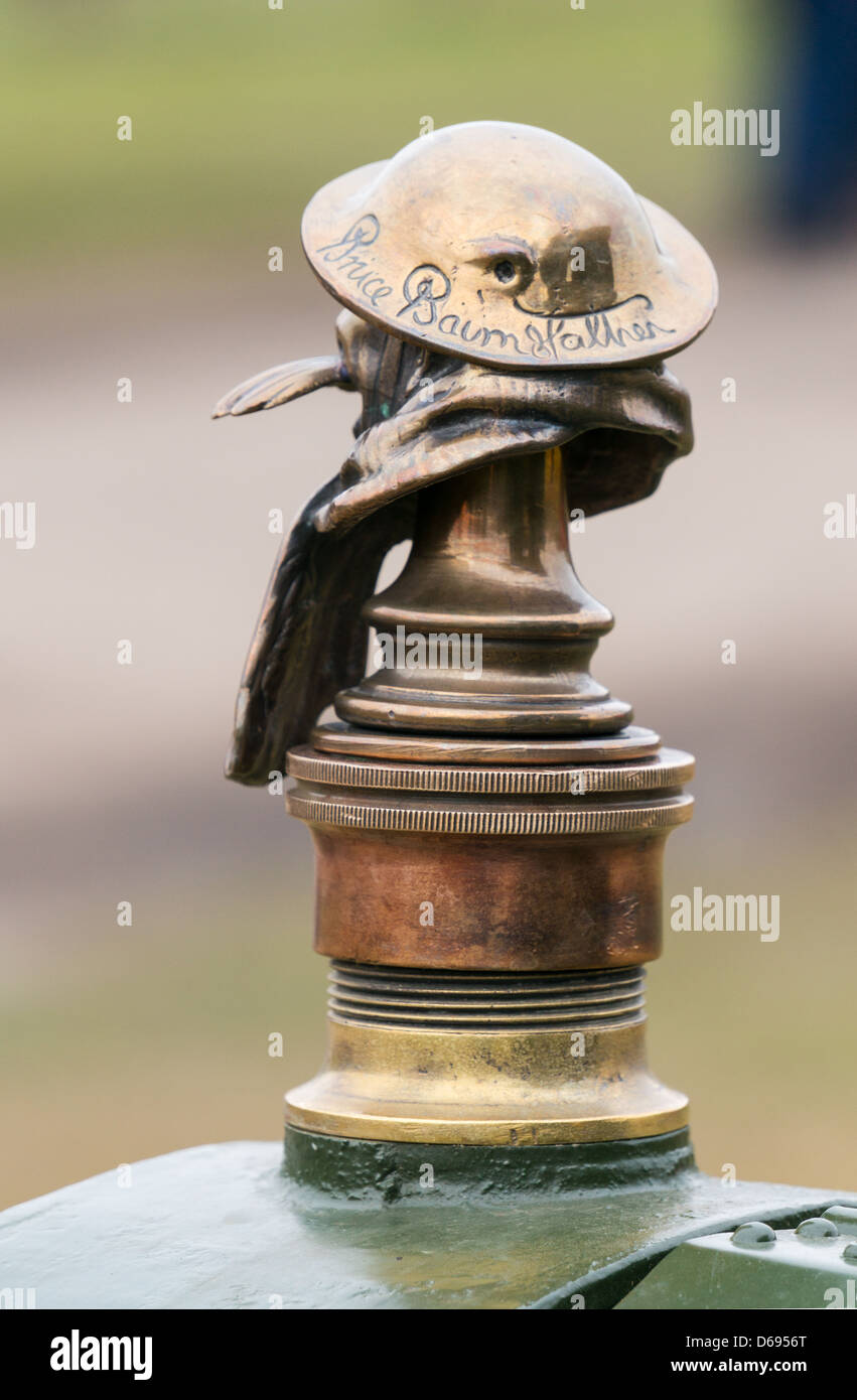 Bruce Bairnsfather bronzo antico 'Bill' ornamento del cofano anteriore dalla parte posteriore che mostra la firma Foto Stock