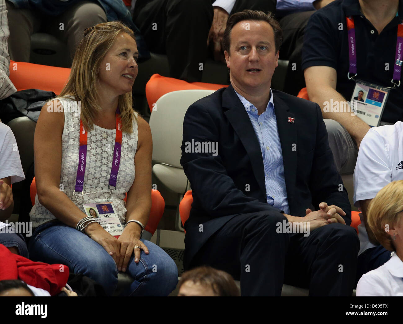 Primo Ministro britannico David Cameron (R) siede sui supporti durante l'uomo sincronizzato 10m Platform Finale presso il Diving evento in Aquatics Centre presso il London 2012 Giochi Olimpici di Londra, Gran Bretagna, 30 luglio 2012. Foto: Michael Kappeler dpa +++(c) dpa - Bildfunk+++ Foto Stock