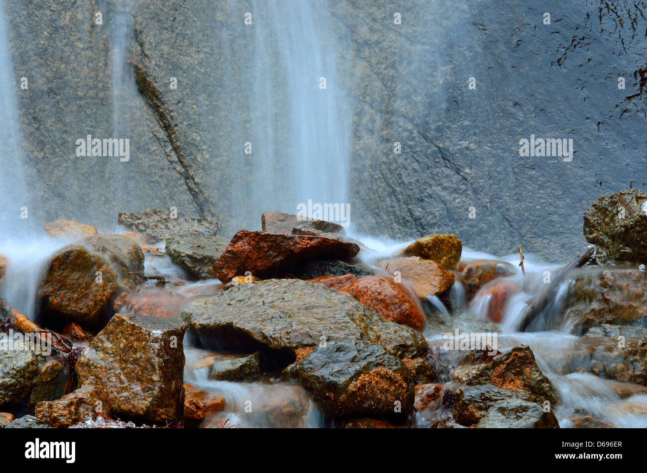 Una montagna rocciosa in streaming in tardo inverno. Foto Stock