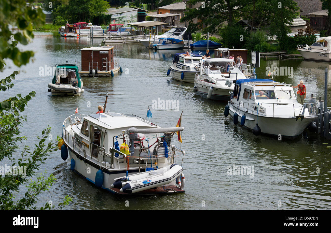 Capitani amatoriale navigare le loro barche lungo un canale a Templin, Germania, 01 agosto 2012. Il parco di natura Uckermarkische visto, come pure il Feldberger Seenlandschaft, che possono essere entrambi raggiunti da Berlino attraverso il Havel, sono un paradiso per i capitani amatuer. Brandeburgo ha più di 3.000 laghi e circa 30.000 km di acque correnti, 1.600 dei quali può essere utilizzato da barche a motore e 6.500 Foto Stock