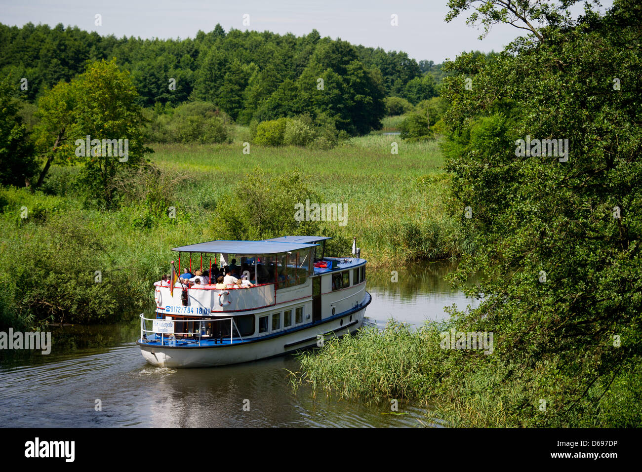 Il turista a godere le viste lungo un canale su una nave di escursione a Templin, Germania, 01 agosto 2012. Il parco di natura Uckermarkische visto, come pure il Feldberger Seenlandschaft, che possono essere entrambi raggiunti da Berlino attraverso il Havel, sono un paradiso per i capitani amatuer. Brandeburgo ha più di 3.000 laghi e circa 30.000 km di acque correnti, 1.600 dei quali può essere utilizzato da barche a motore un Foto Stock
