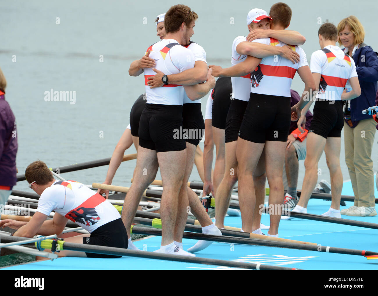 Filip Adamski , Andreas Kuffner, Eric Johannesen, Massimiliano Reinelt, Richard Schmidt, Lukas Mueller, Florian Mennigen, Kristof Wilke, Martin Sauer di Germania celebrare dopo aver vinto gli uomini di otto finali del concorso di canottaggio a Eton Dorney presso il London 2012 Giochi Olimpici di Londra, Gran Bretagna, 01 agosto 2012. Foto: Peter Kneffel dpa +++(c) dpa - Bildfunk+++ Foto Stock