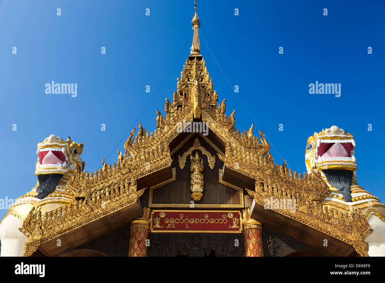 I Lions guard l'entrata sud della Shwedagon tempio complesso di Yangon, Myanmar Foto Stock