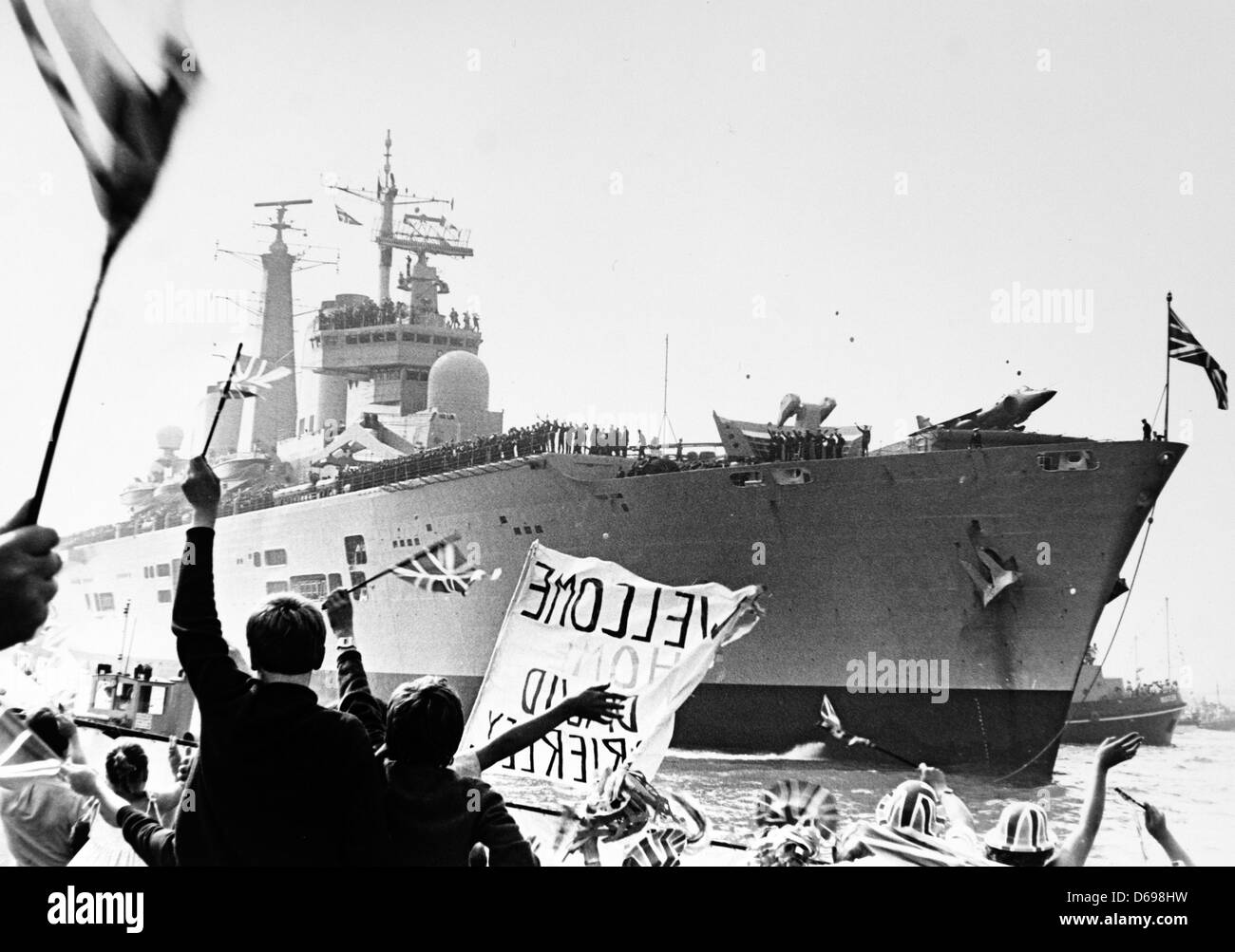 L'HMS Invincible ritorna dalle Isole Falkland a Portsmouth dock Foto Stock