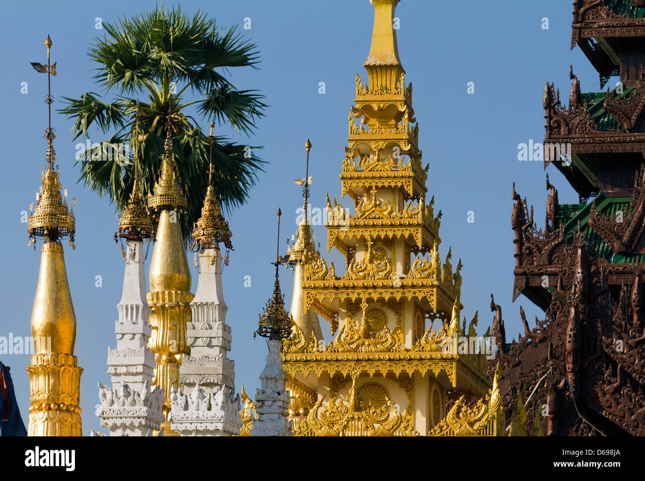 Le guglie, stupa e pagode della Shwedagon tempio complesso di Yangon, Myanmar 39 Foto Stock