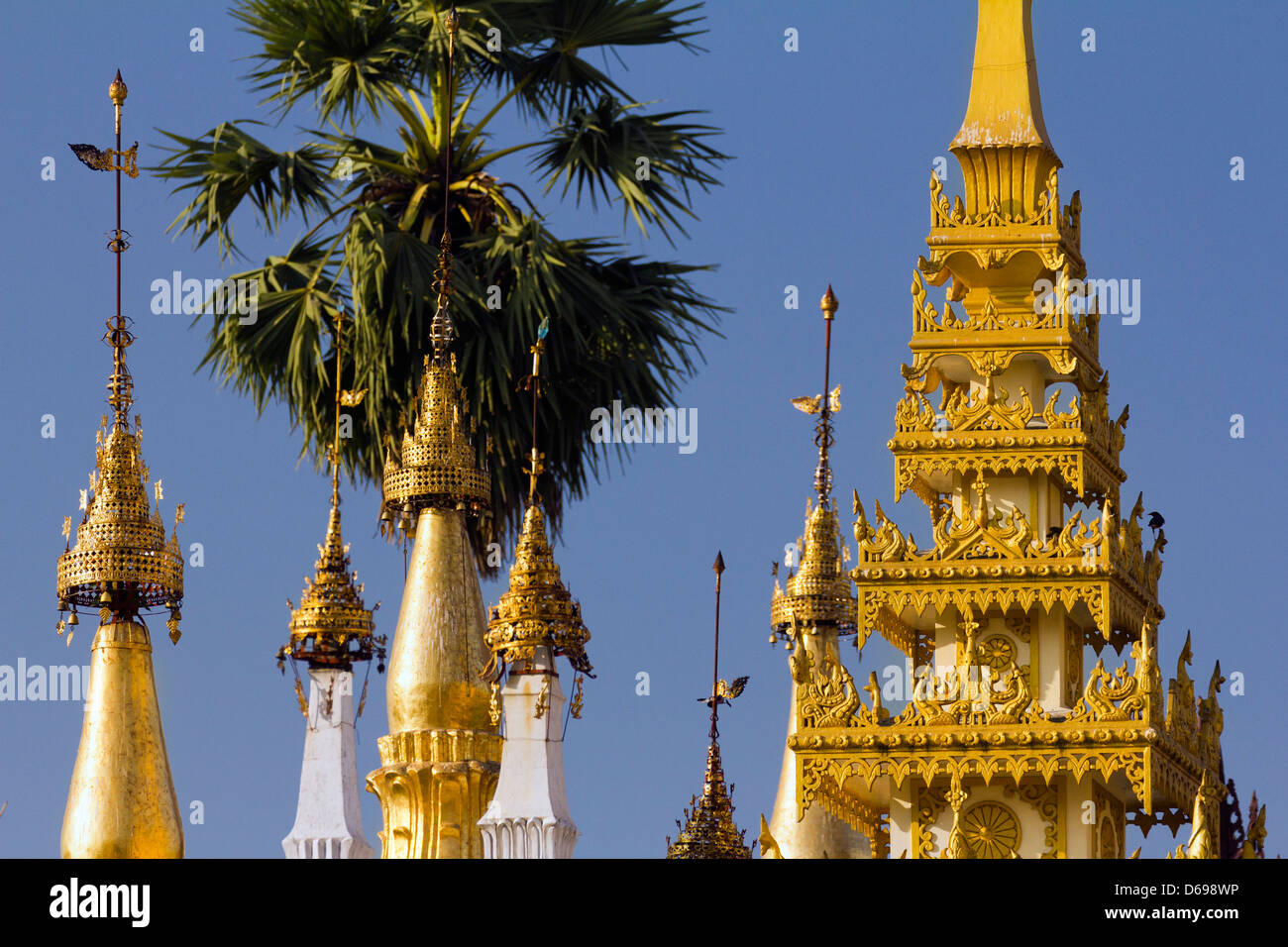 Le guglie, stupa e pagode della Shwedagon tempio complesso di Yangon, Myanmar 38 Foto Stock