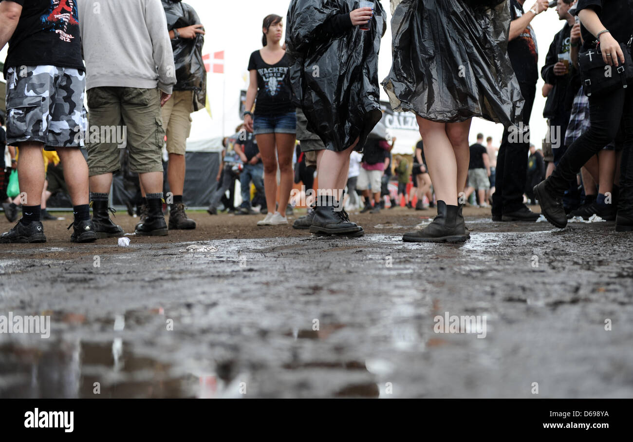 I visitatori del festival a stare di fronte ad una pozza di fango al Wacken Open Air Festival in Wacken, Germania, 02 agosto 2012. Più grandi del mondo di heavy metal festival avrà luogo dal 02 fino al 04 agosto 2012. Foto: DANIEL REINHARDT Foto Stock I visitatori del festival a stare di fronte ad una pozza di fango al Wacken Open Air Festival in Wacken, Germania, 02 agosto 2012. Più grandi del mondo di heavy metal festival avrà luogo dal 02 fino al 04 agosto 2012. Foto: DANIEL REINHARDT Foto Stock