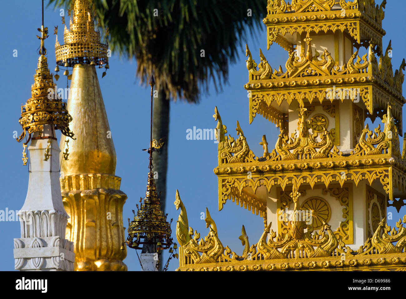 Le guglie, stupa e pagode della Shwedagon tempio complesso di Yangon, Myanmar 37 Foto Stock