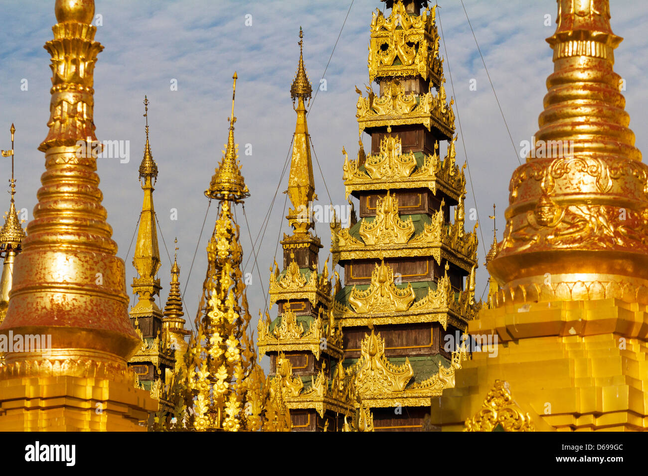 Le guglie, stupa e pagode della Shwedagon tempio complesso di Yangon, Myanmar 36 Foto Stock
