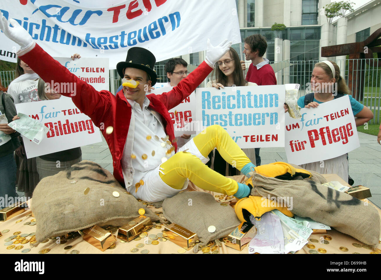 Le persone dimostrano per una maggiore tassazione della ricchezza nella parte anteriore della cancelleria a Berlino, Germania, 03 agosto 2012. L'alleanza 'equa ridistribuzione' comprendente diverse organizzazioni, i sindacati e i movimenti richiesti di tassare i ricchi a Berlino. Foto: Wolfgang Kumm Foto Stock