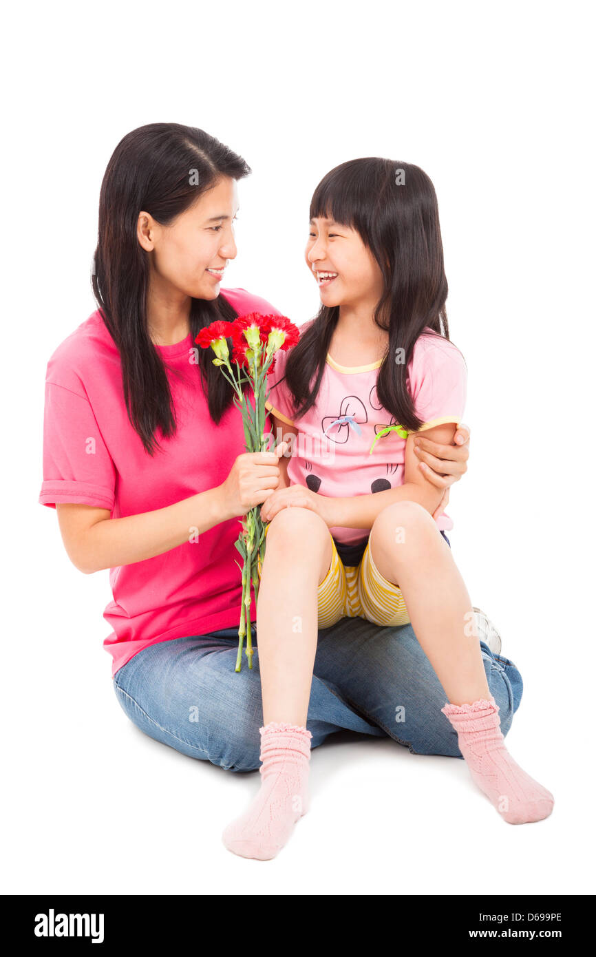 Bambina dando fiori di garofano per la festa della mamma Foto Stock