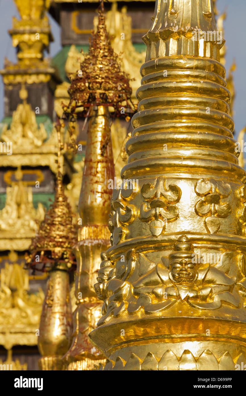 Le guglie, stupa e pagode della Shwedagon tempio complesso di Yangon, Myanmar 35 Foto Stock