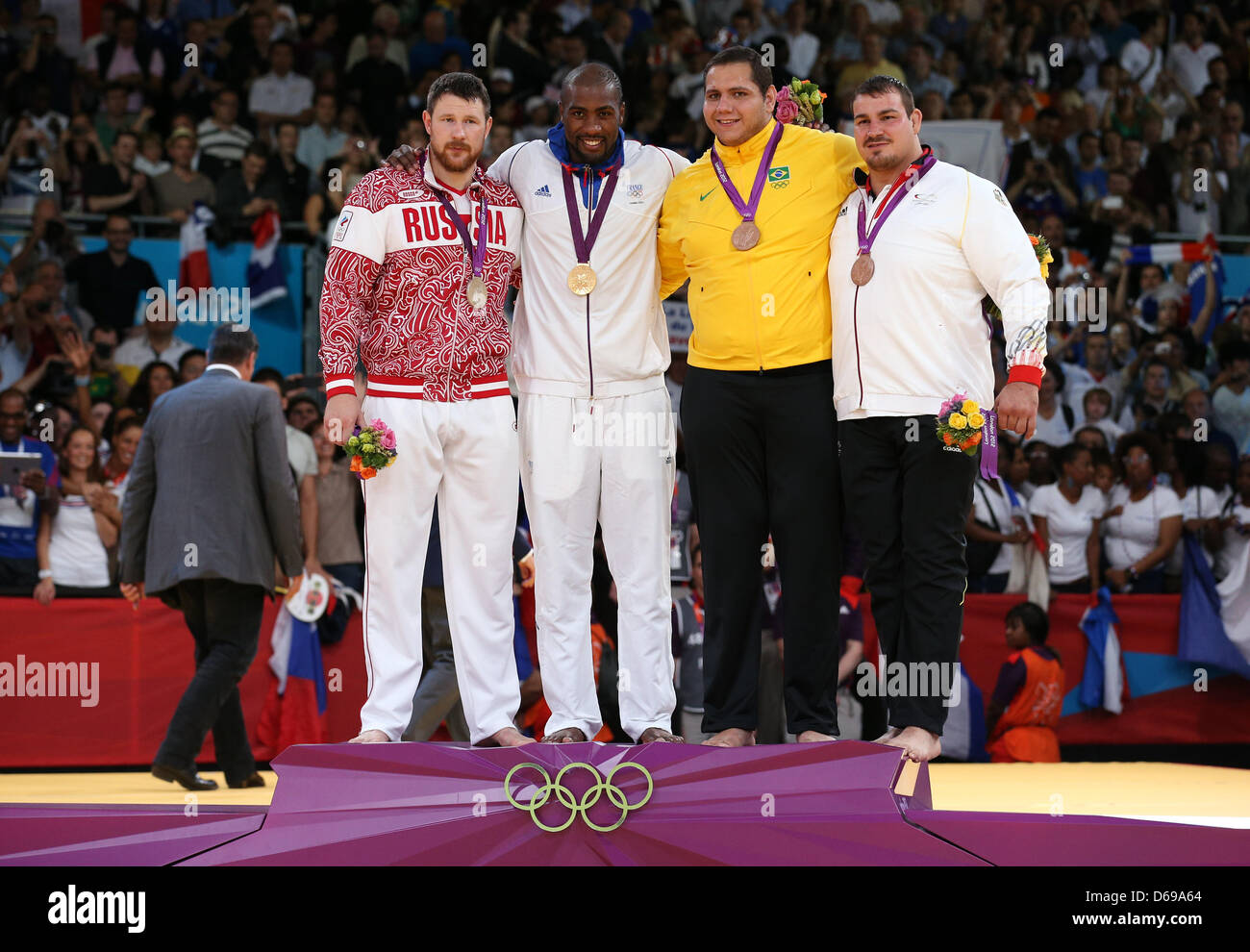 Medaglia d'argento Alexander Mikhaylin (L-R) della Russia, medaglia d'oro Teddy Riner della Francia, medaglia di bronzo vincitori Rafael Silva del Brasile e Andreas Toelzer di Germania celebrare durante la premiazione dopo gli uomini's +100kg judo concorrenza in ExCeL Arena presso il London 2012 Giochi Olimpici di Londra, Gran Bretagna, 3 agosto 2012. Foto: Friso Gentsch dpa +++(c) dpa - Bildfunk+ Foto Stock