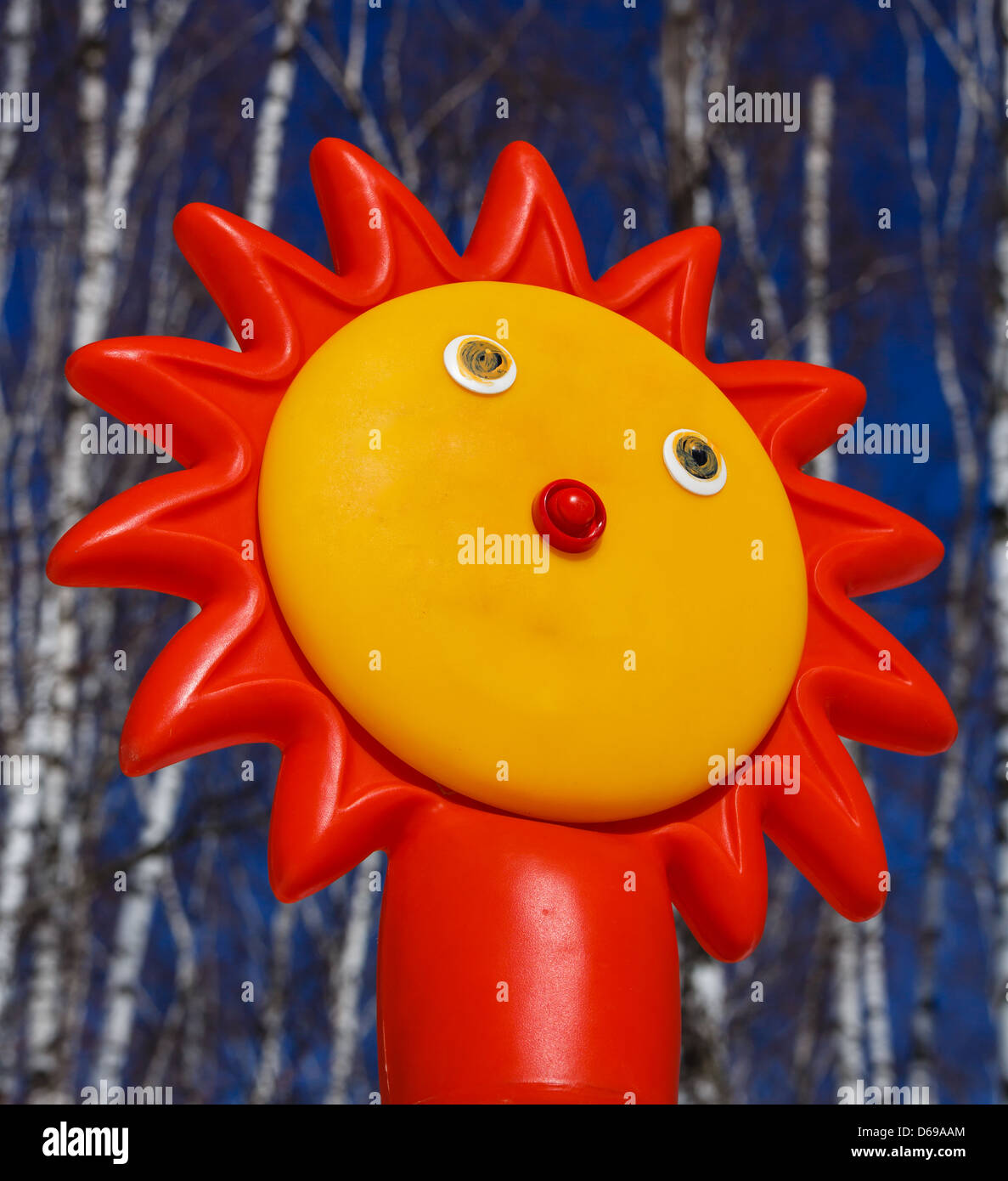 Figura in plastica del sole su di un parco giochi per bambini Foto Stock
