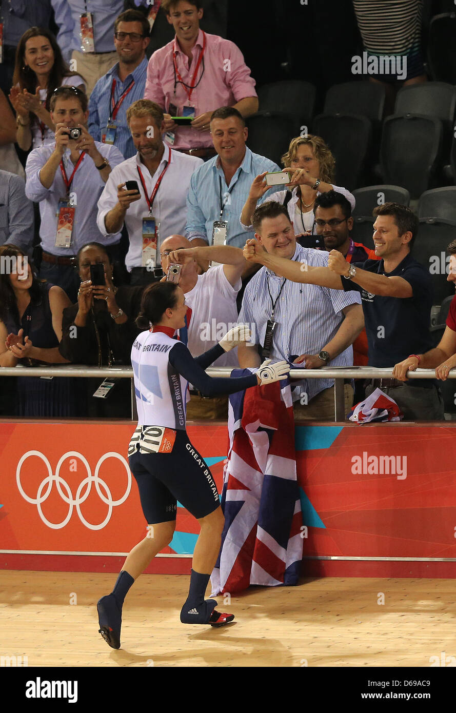 Victoria Pendleton di Gran Bretagna celebra con il suo fidanzato Scott Gardner dopo aver vinto l'oro in donne Keirin ciclismo su pista durante la finale di Londra 2012 Giochi Olimpici al velodromo, Londra, Gran Bretagna, 03 agosto 2012. Foto: Christian Charisius dpa Foto Stock