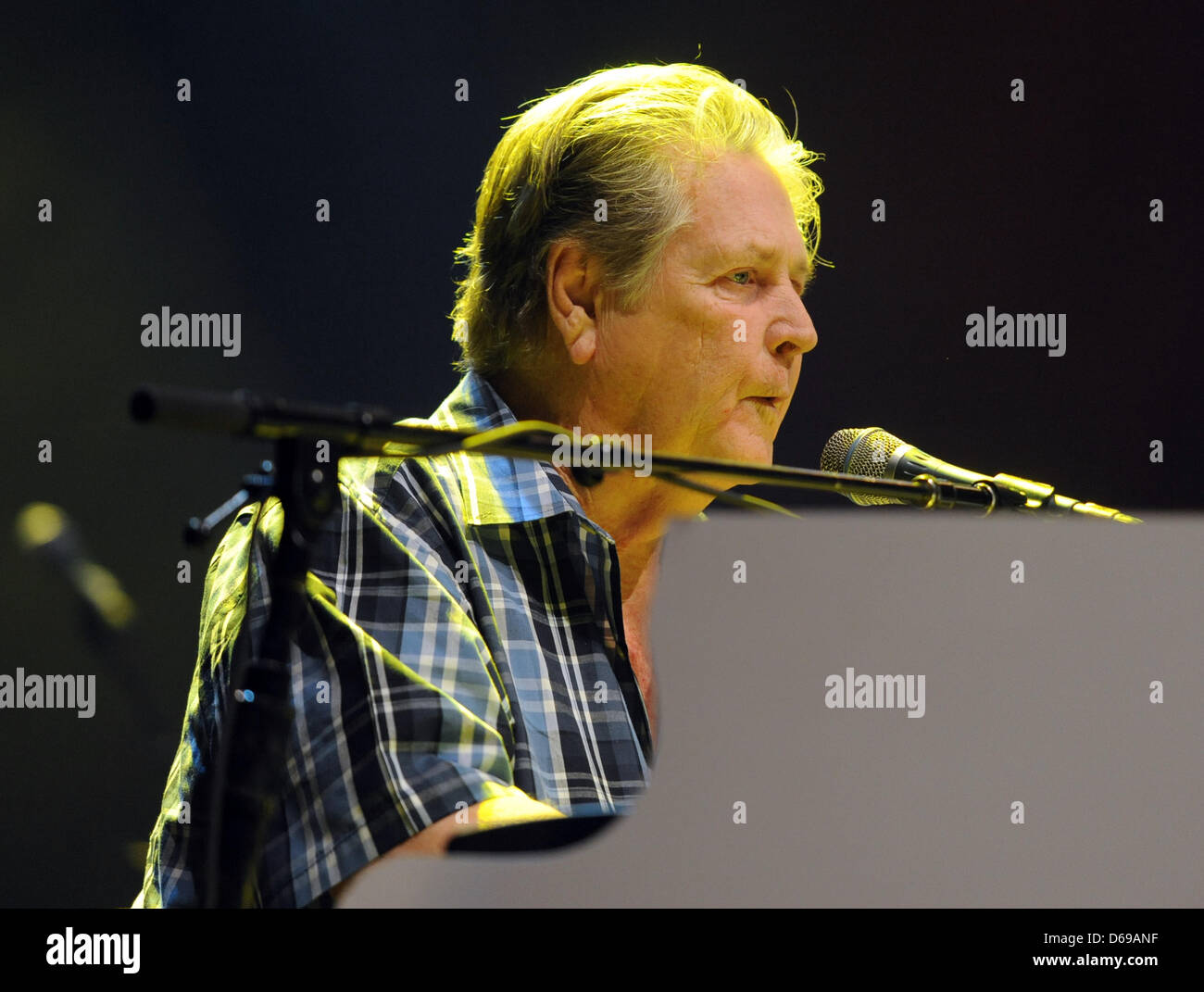 Musicista Brian Wilson di noi Band Beach Boys esegue sul palco durante un concerto alla O2 World di Berlino, Germania, 03 agosto 2012. I Beach Boys eseguito canzoni dal loro nuovo album "che è il motivo per cui Dio ha fatto la Radio". Foto: Britta Pedersen Foto Stock