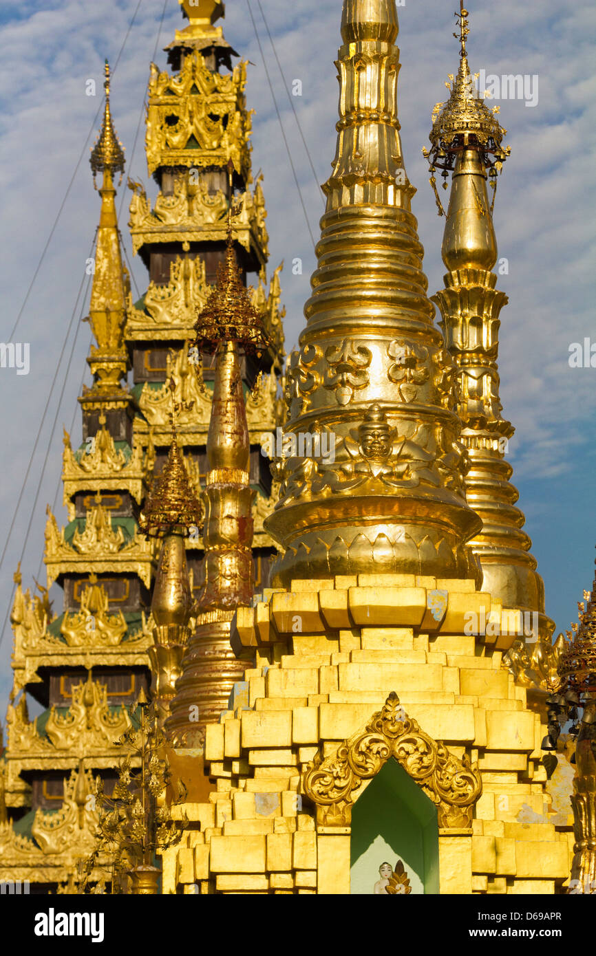 Le guglie, stupa e pagode della Shwedagon tempio complesso di Yangon, Myanmar 32 Foto Stock