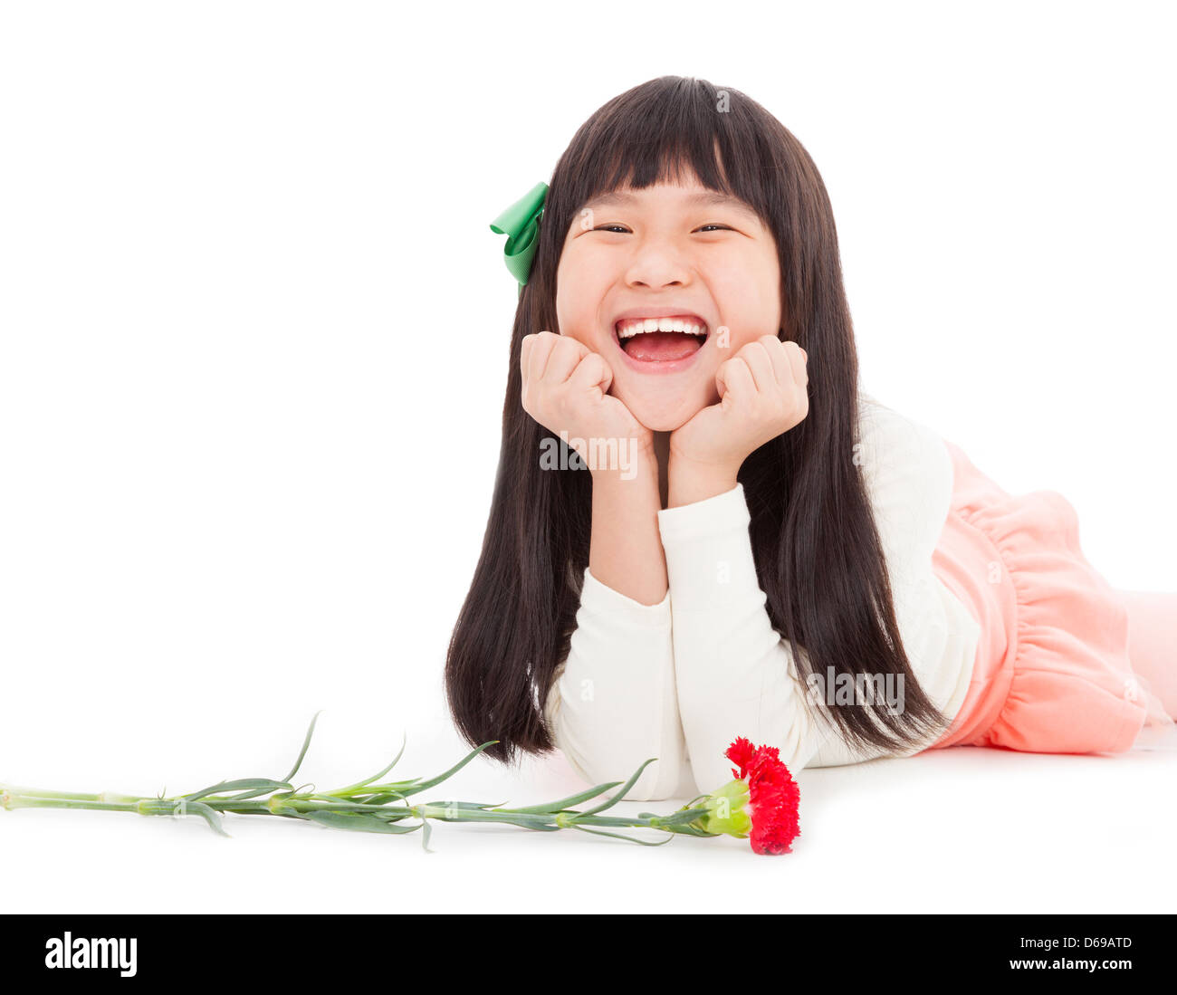 Felice bambina con fiori di garofano per la festa della mamma Foto Stock