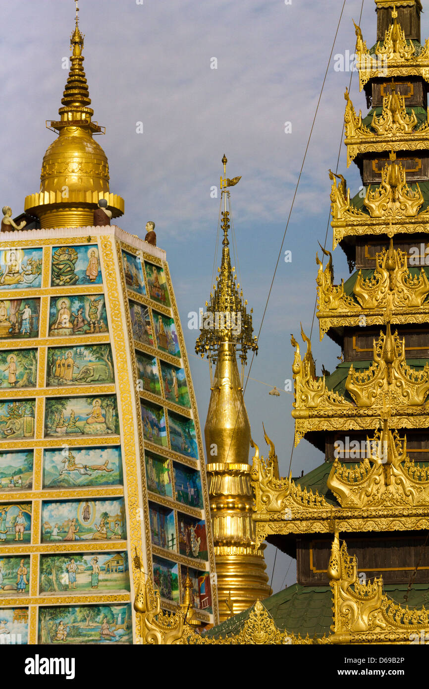 Le guglie, stupa e pagode della Shwedagon tempio complesso di Yangon, Myanmar 31 Foto Stock