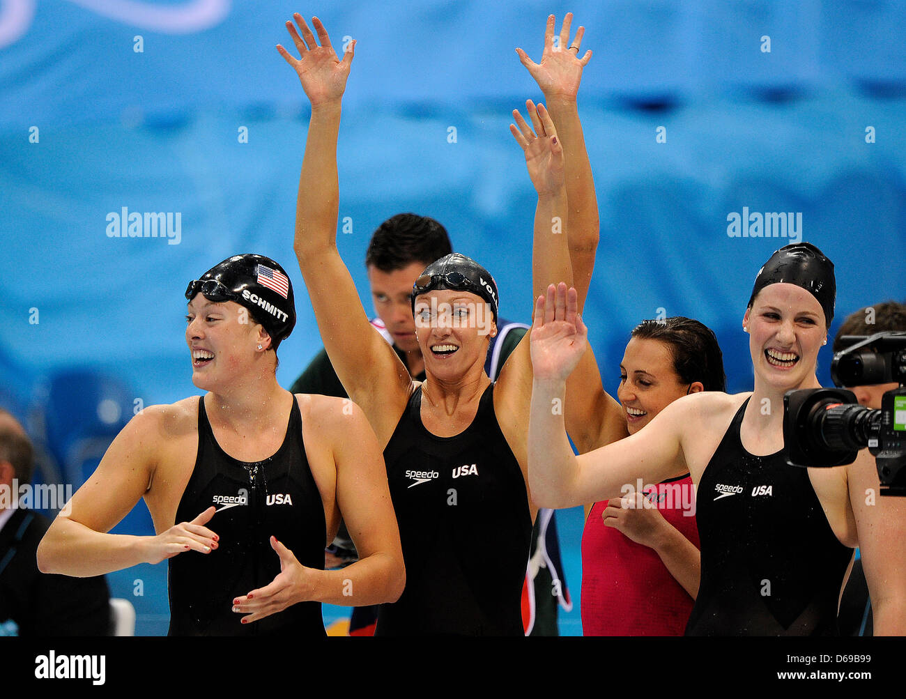 Il Team USA con nuotatori Allison Schmitt, (L-R) Dana Vollmer, Rebecca Soni e Missy Franklin celebrare dopo la donna 4x100 metri Medley finale relè durante il London 2012 Giochi Olimpici competizioni di nuoto in Aquatics Centre di Londra, Gran Bretagna, 04 agosto 2012. Foto: Marius Becker dpa +++(c) dpa - Bildfunk+++ Foto Stock