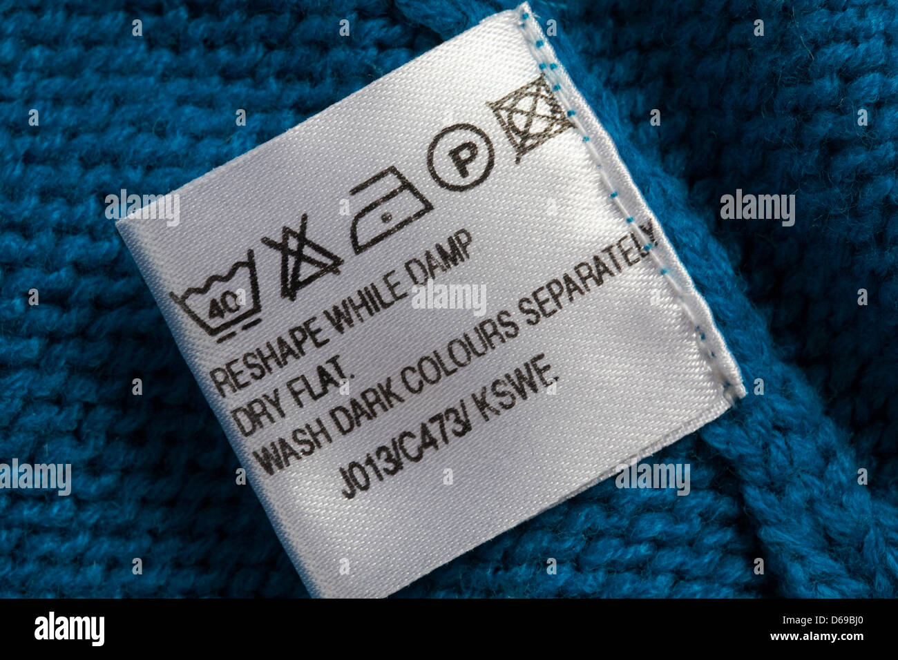 etichetta che mostra le istruzioni di lavaggio nei simboli di lavaggio dell'indumento - cura e istruzioni Foto Stock
