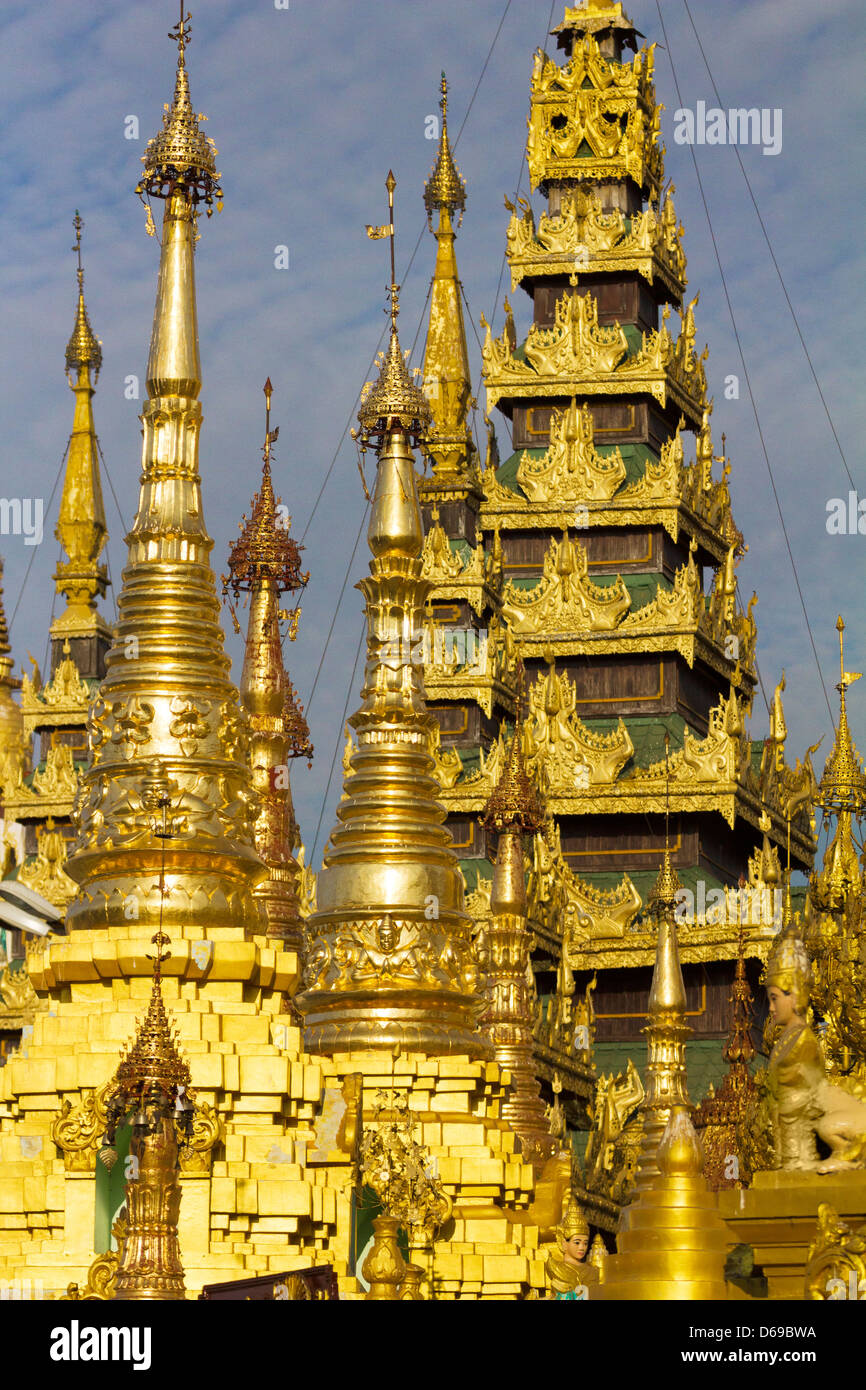 Le guglie, stupa e pagode della Shwedagon tempio complesso di Yangon, Myanmar 30 Foto Stock