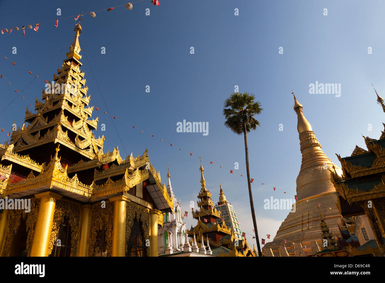 Le guglie, stupa e pagode della Shwedagon tempio complesso di Yangon, Myanmar 29 Foto Stock